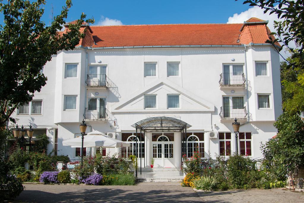 Beli Dvor Hotel Sombor Bagian luar foto