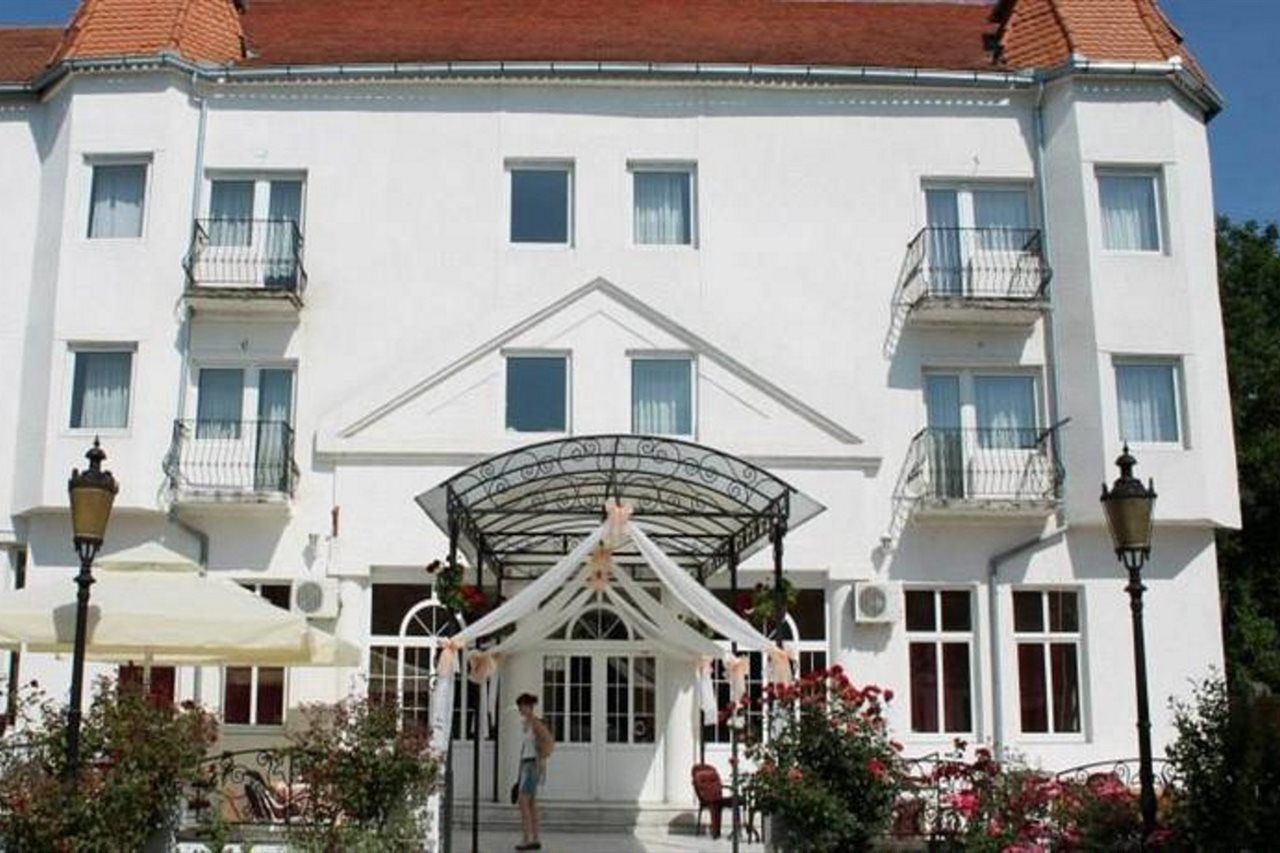 Beli Dvor Hotel Sombor Bagian luar foto