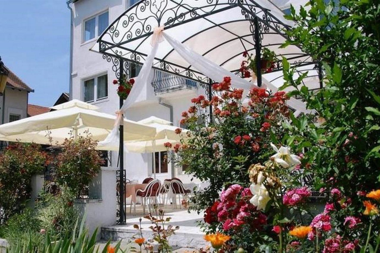 Beli Dvor Hotel Sombor Bagian luar foto