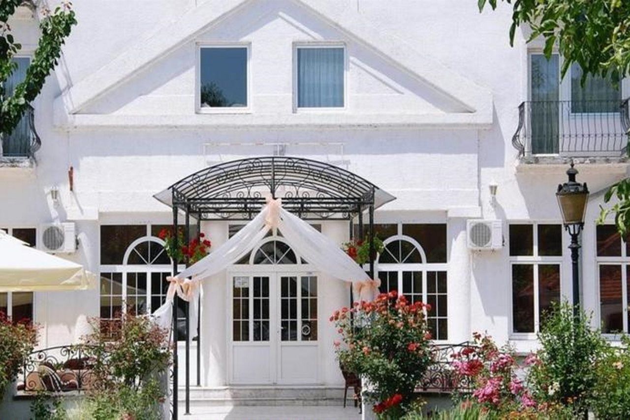 Beli Dvor Hotel Sombor Bagian luar foto