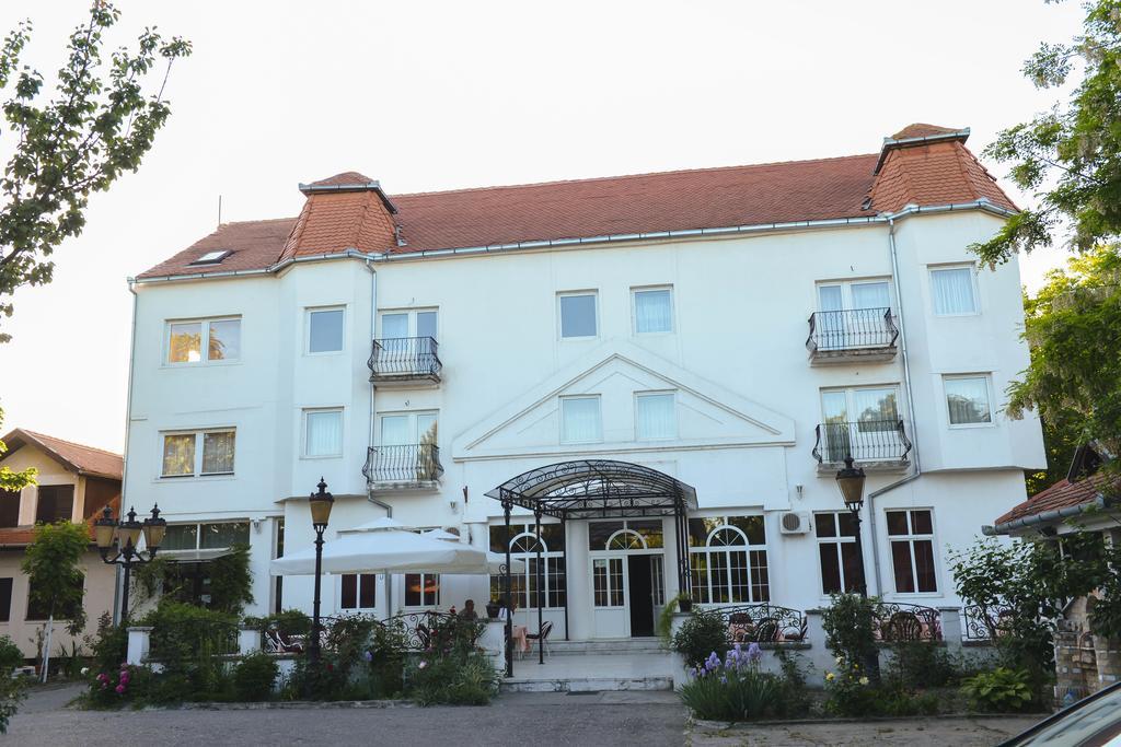 Beli Dvor Hotel Sombor Bagian luar foto